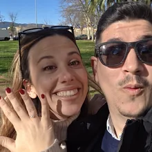 Paula muestra el anillo de compromiso en Córdoba